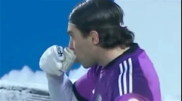 لقطة طريفة حارس مرمى يشرب الشاي وسط مباراة بالدوري التركي